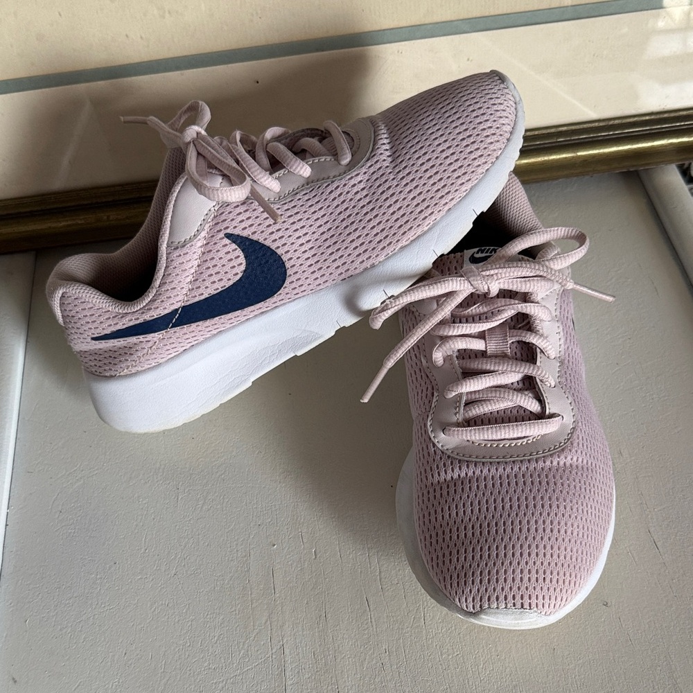 Nike men’s Light Pink Sneakers